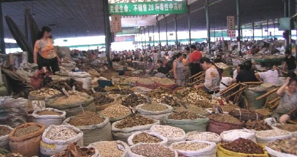 中国雲南の漢方薬市場　風景