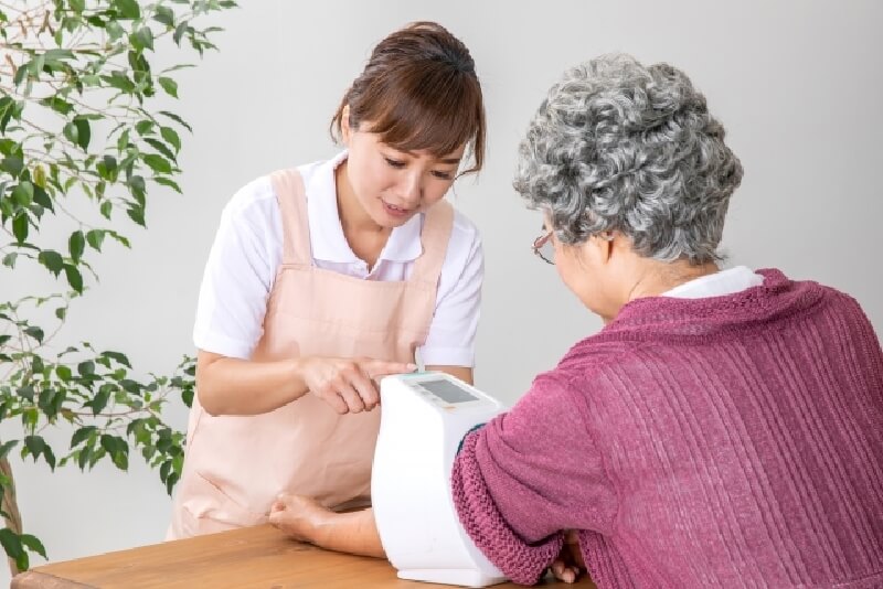 老女の血圧を測る女性