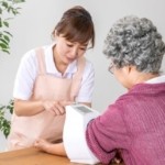 老女の血圧を測る女性